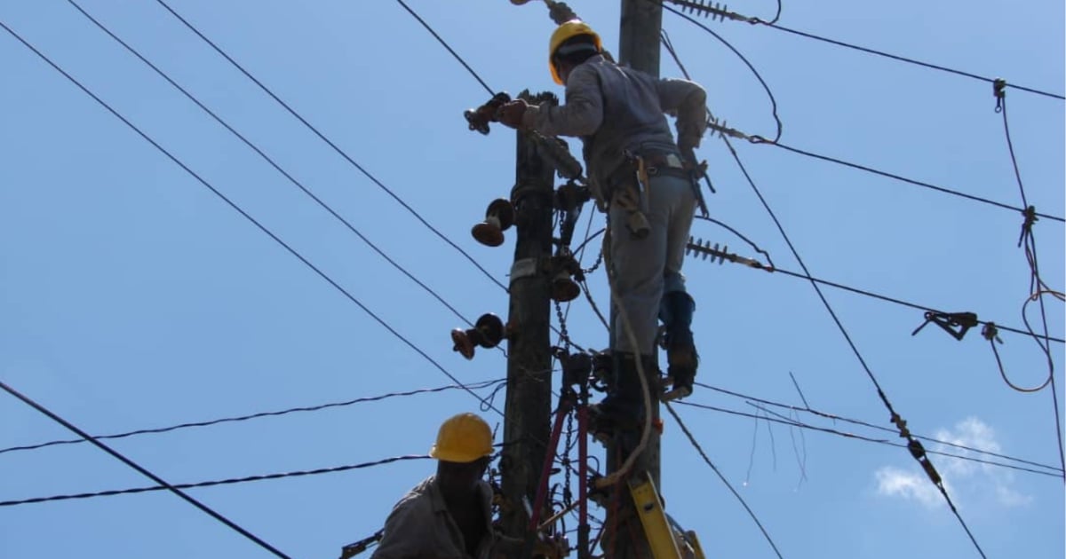 Electricistas cubanos © Twitter / Empresa Eléctrica de La Habana