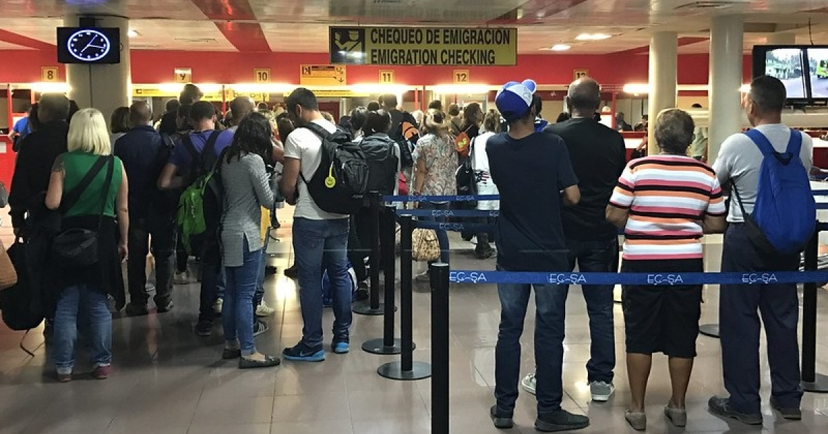 Cubanos en aeropuerto de La Habana © CiberCuba