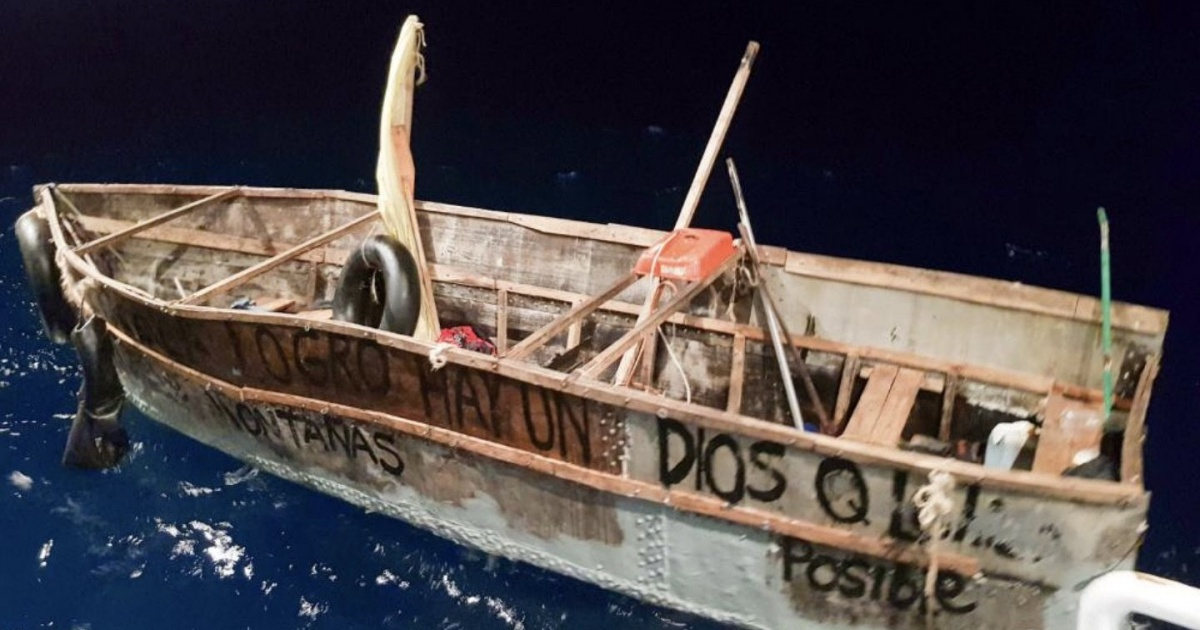 Embarcación de balseros cubanos interceptados cerca de cayos de Florida. © Twitter/@USCGSoutheast