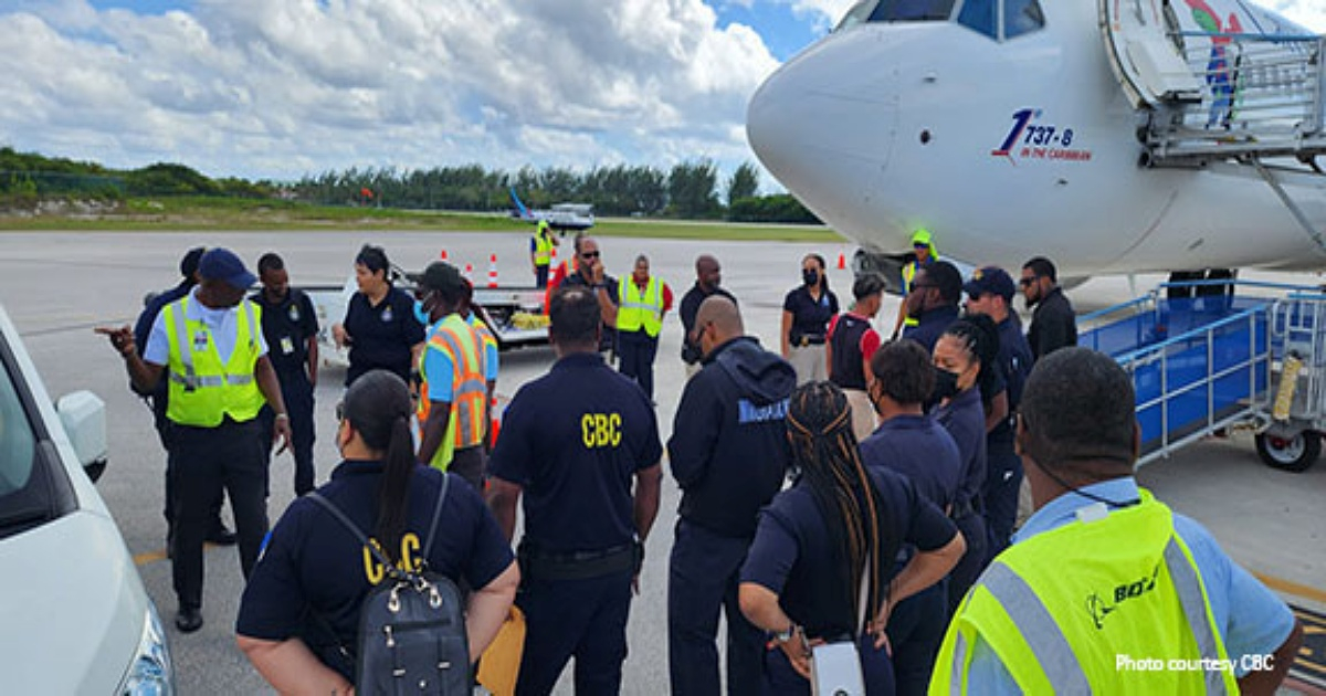 Islas Caimán repatria a 16 balseros hacia Cuba © Facebook/CBC
