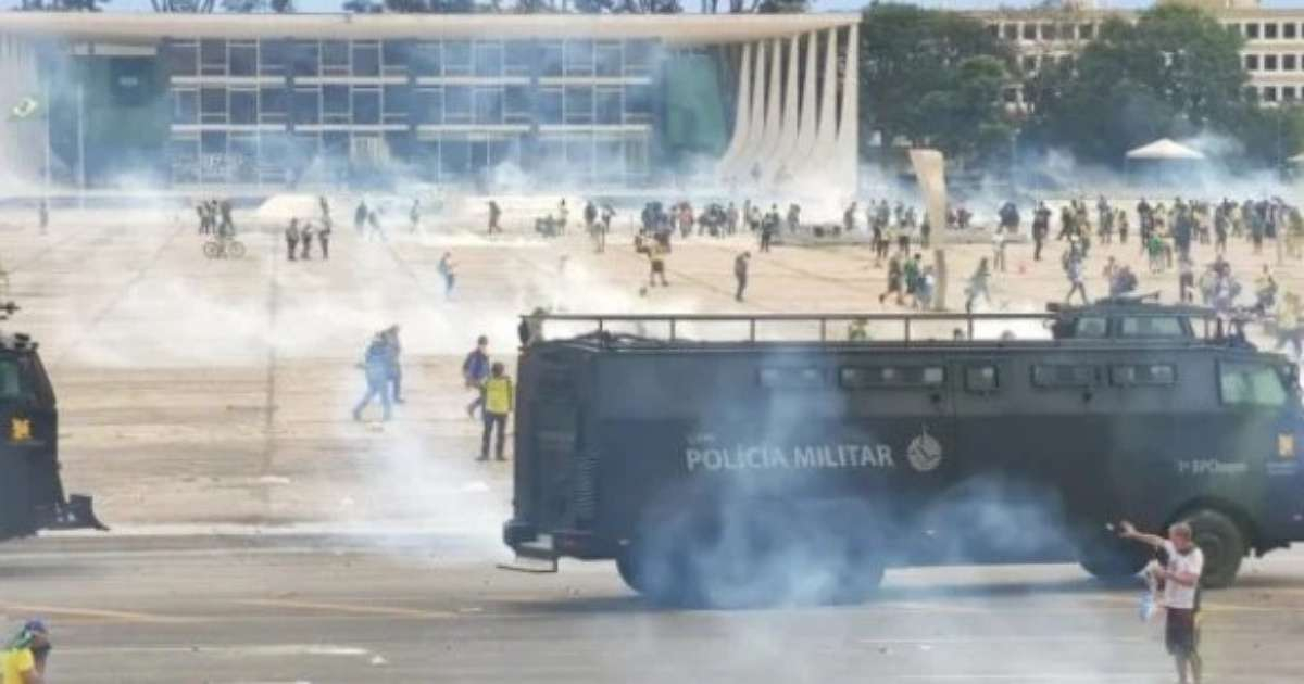 Policía militar enfrenta a revoltosos que asaltaron sedes de máximos poderes en Brasil. © Captura Twitter/Metrópoles