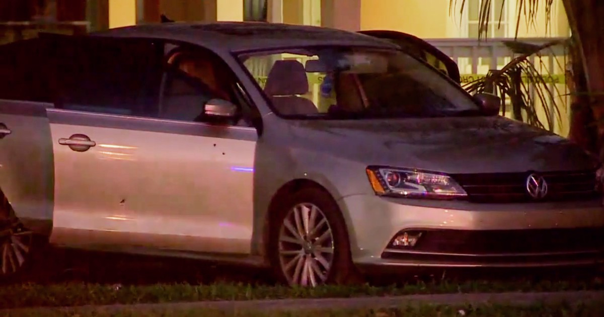 Vehículo con impactos de bala © Captura de video / 7News Miami