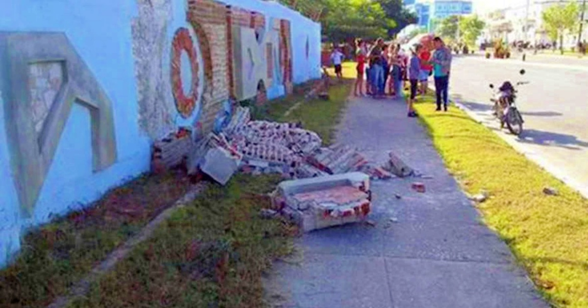 Escombros que cayeron sobre el cuerpo de los tres estudiantes © Facebook/ Edmundo Dantés Junior