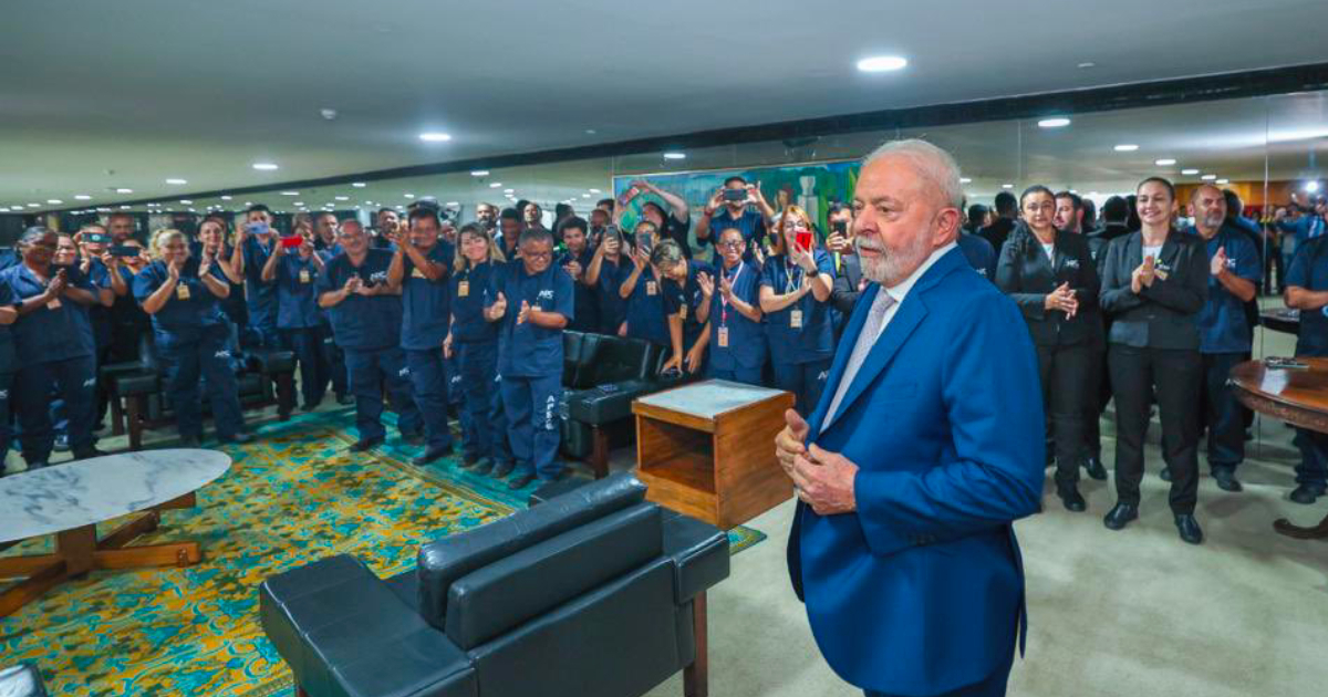 Lula agradece a trabajadores que limpiaron el Palacio Presidencial tras ataque © Twitter / Lula @LulaOficial