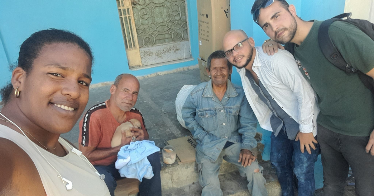 Ancianos hermanos que viven en la calle reciben ayuda © Jose Luis Tan Estrada / Facebook