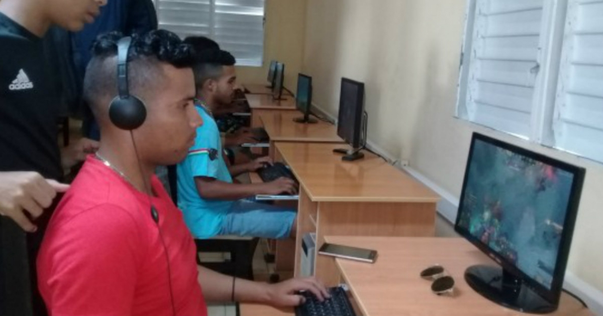 Jóvenes cubanos jugando en ordenadores © radiomaboas.cu
