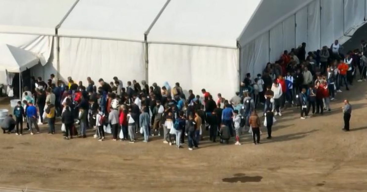 Multitud de inmigrantes en la frontera sur de Estados Unidos. © Twitter/USBP