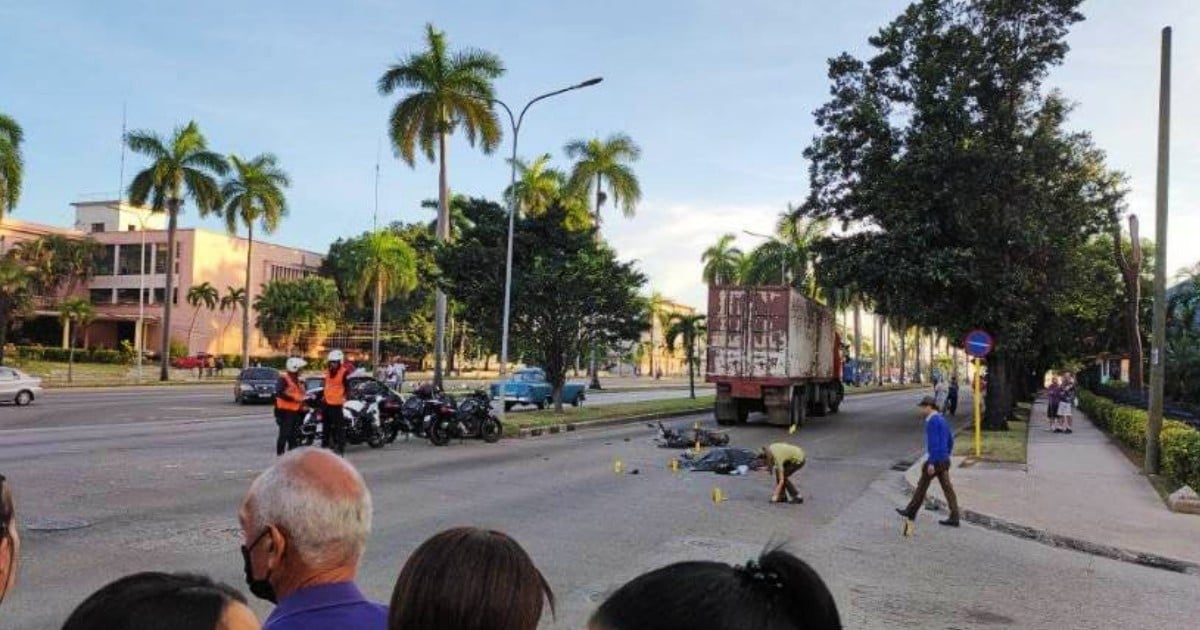 La policía investiga en la escena del accidente © Facebook / Accidentes Buses & Camiones