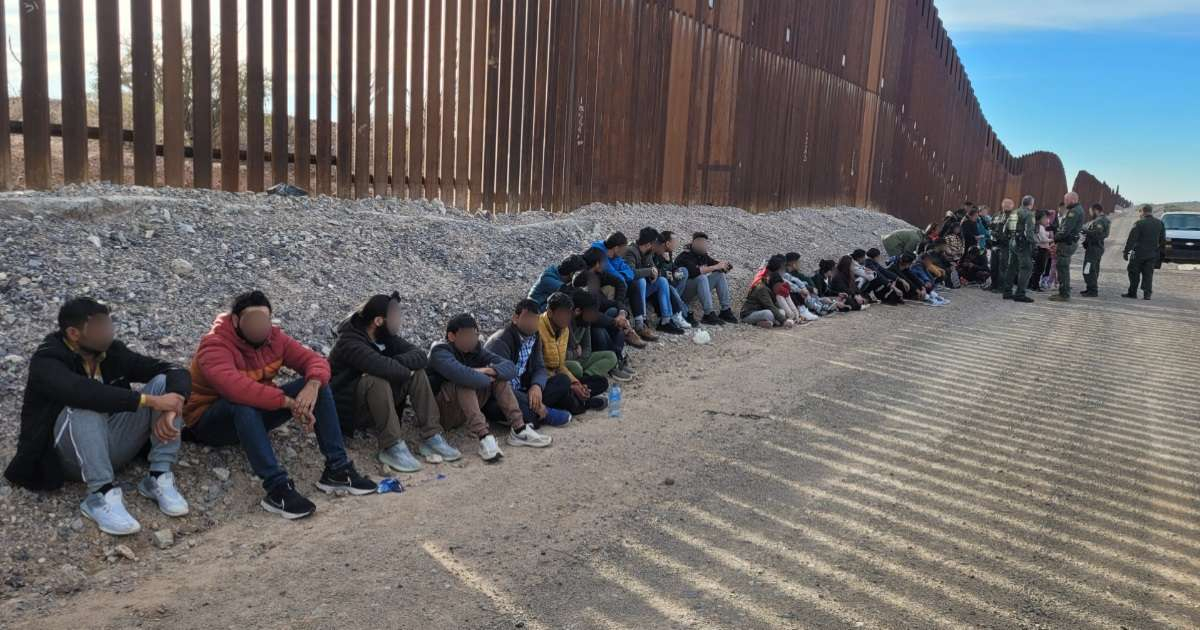 Migrantes detenidos en la frontera sur de Estados Unidos © Twitter / USBPChiefTCA