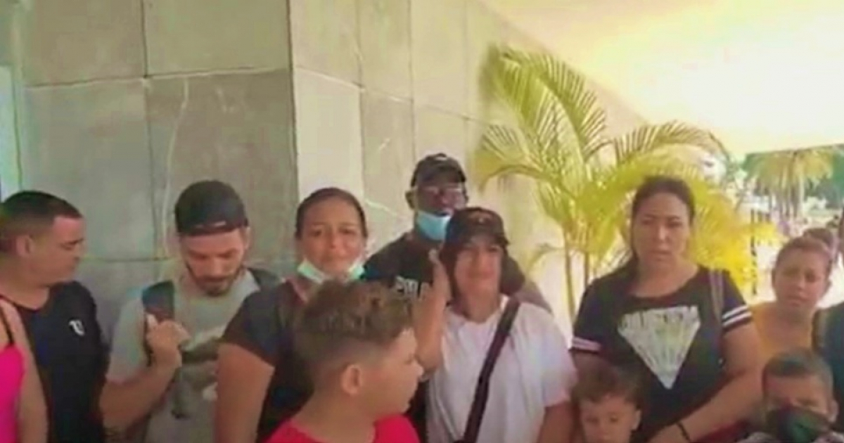 Cubanos con parole aprobado que recibieron autorización de viaje para transitar por México a pesar de estar ilegales © Captura de Univision 23