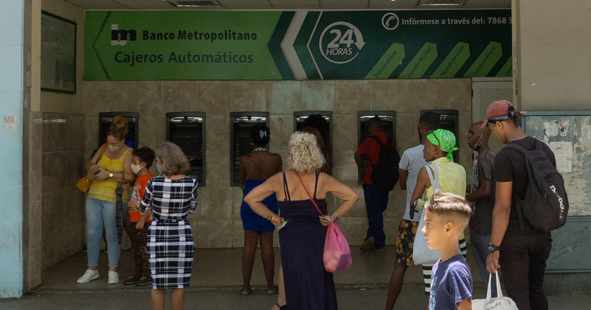 Colas ante los cajeros del Banco Metropolitano (imagen de referencia) © CiberCuba