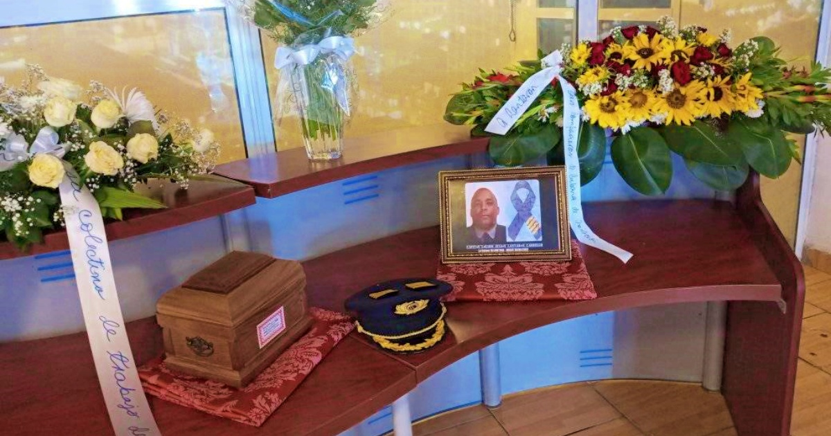 Homenaje en sede de Cubana de Aviación al piloto fallecido © Facebook/Aviación Cubana