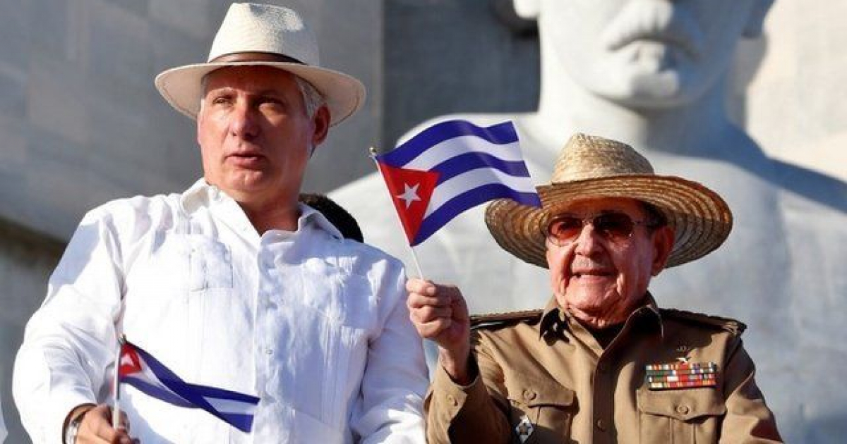 Díaz-Canel y Raúl Castro en la Plaza de la Revolución © Estudios Revolución