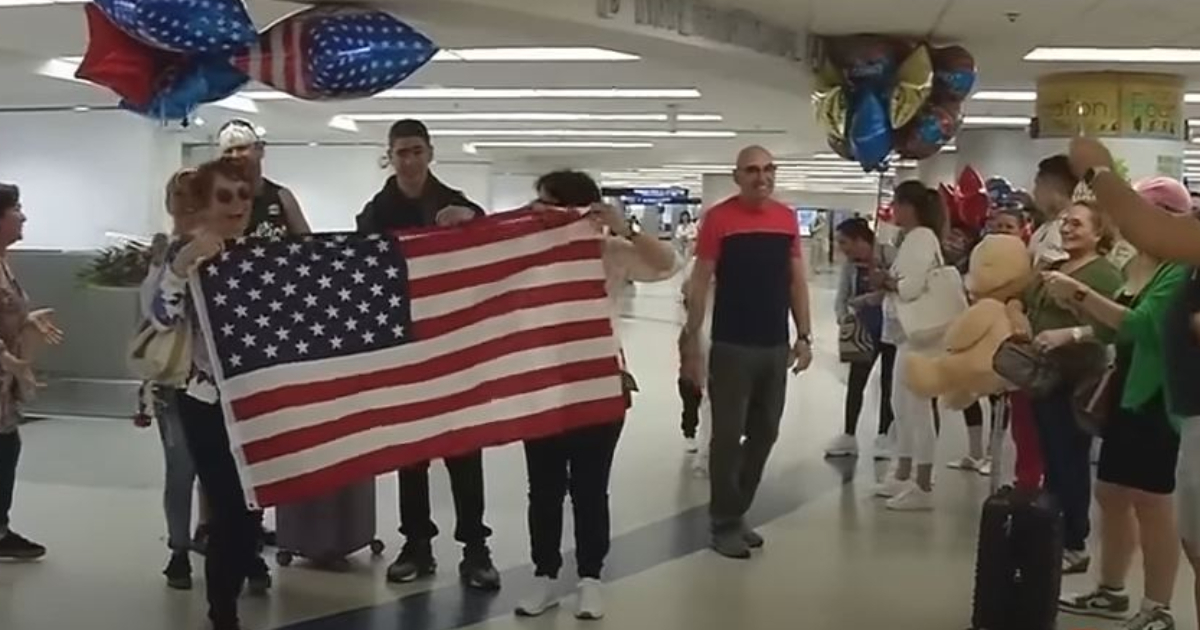 Cubanos tras su llegada a Estados Unidos © YouTube / América Tevé