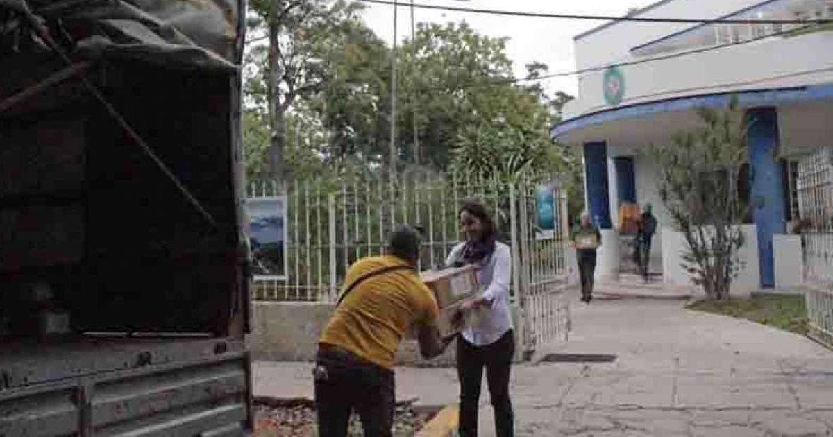 Diplomáticos panameños entregan la donación en su embajada en La Habana © Agencia Cubana de Noticias