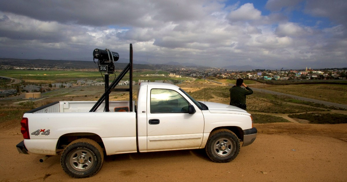 Agente de CBP rastrea el área de Imperial Valley en busca de migrantes ilegales © cbp.gov
