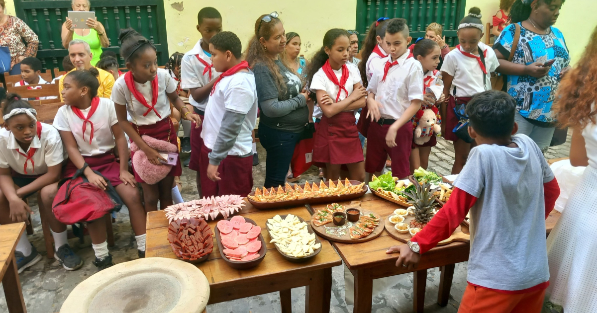 Mesa con alimentos en Cuba © Facebook / Yucasabi