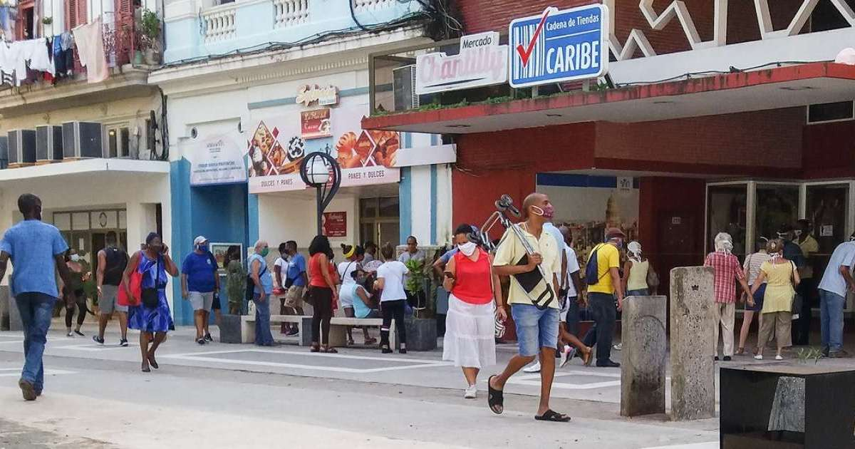 Cola en tienda de la cadena Caribe en el bulevar de La Habana © CiberCuba