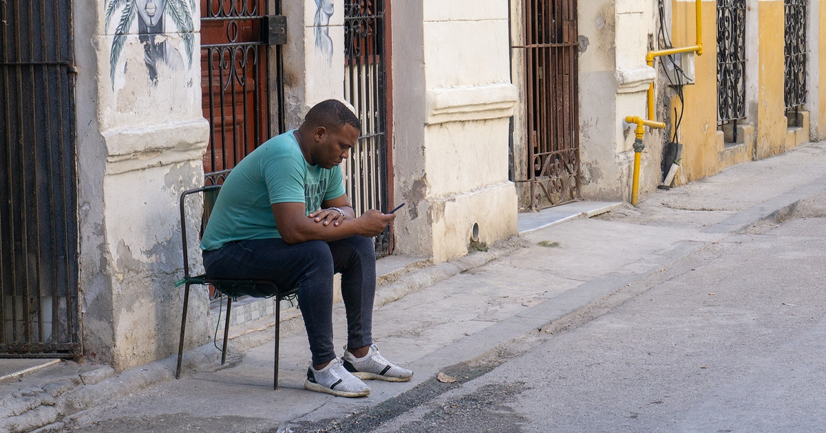 Persona conecasta a internet en Cuba © CiberCuba