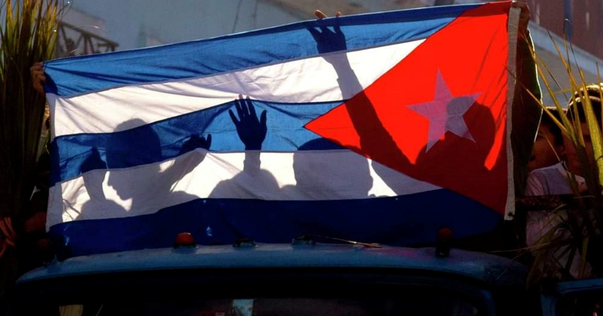 Firmas para exigir Ley de Manifestación en Cuba © Facebook/ D Frente