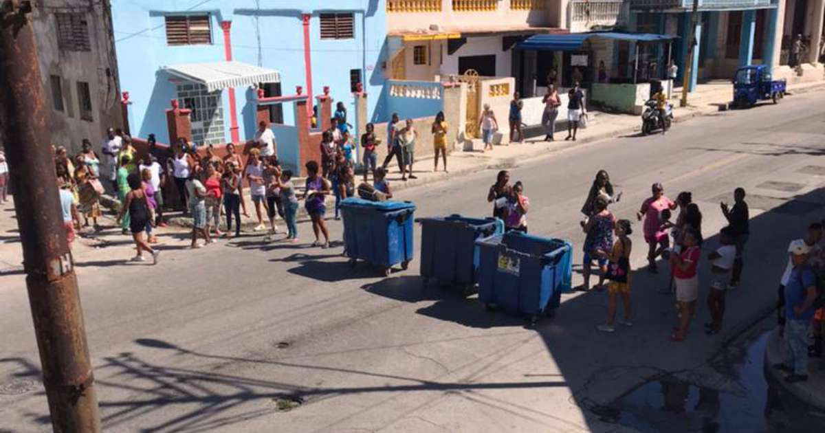 Vecinos del Cerro cortando la avenida principal de ese barrio habanero © Twitter / MagelaCubalibre
