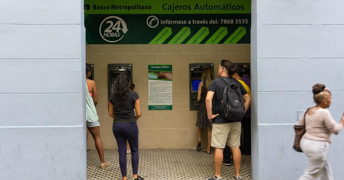 Cubanos, junto a un cajero, en La Habana, en una imagen de archivo © CiberCuba