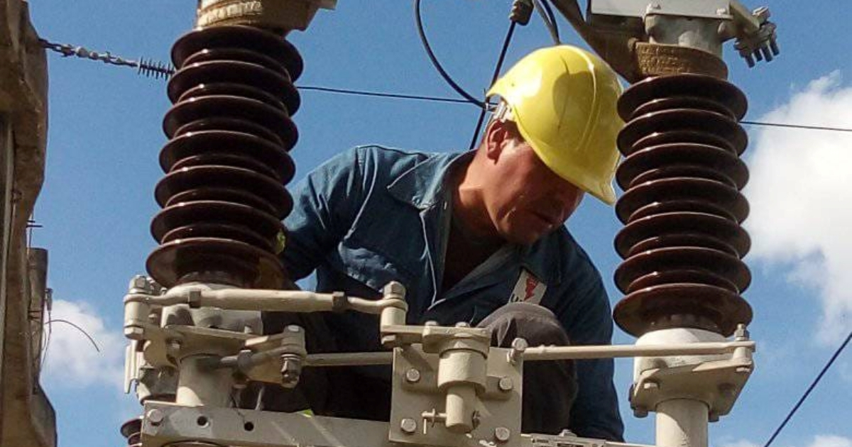 Trabajadores de la empresa eléctrica © Facebook / UNE Cuba