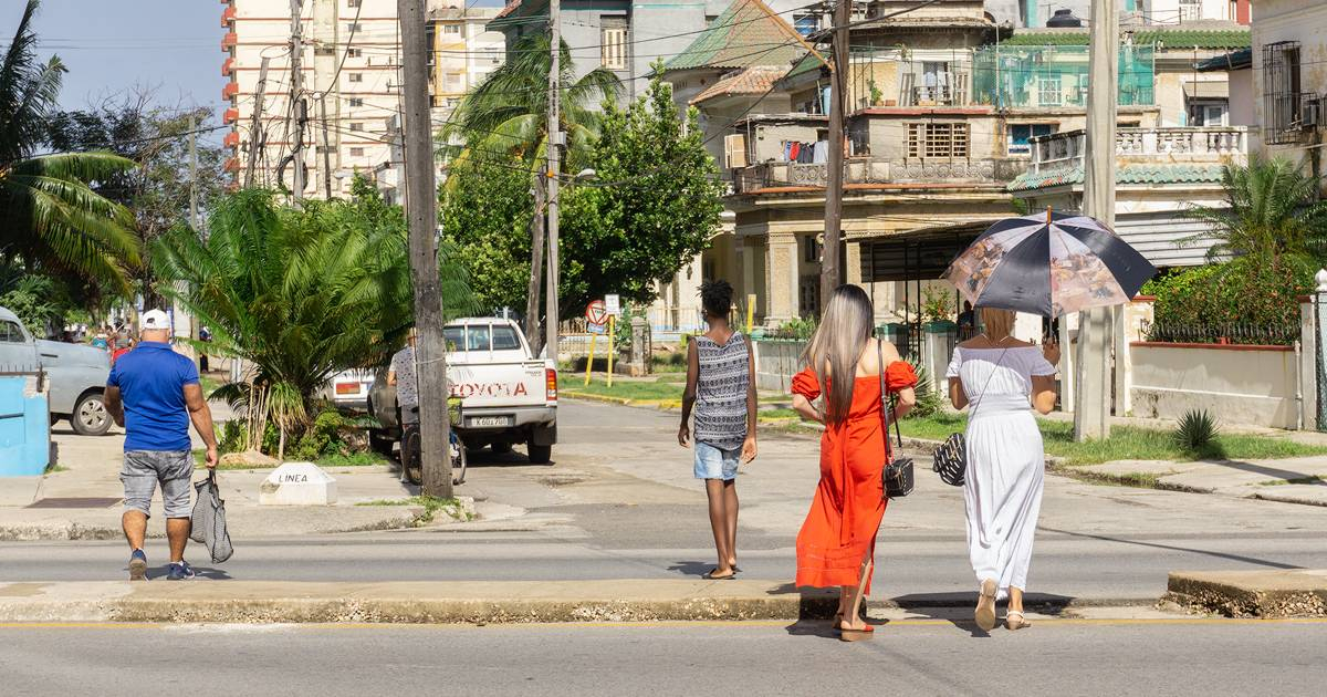 Personas cruzando la calle Línea (imagen de referencia) © CiberCuba