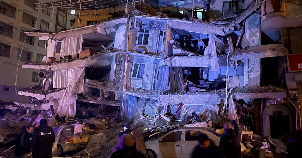Edificio semiderrumbado en Turquía durante terremoto © Twitter/Luna Safwan