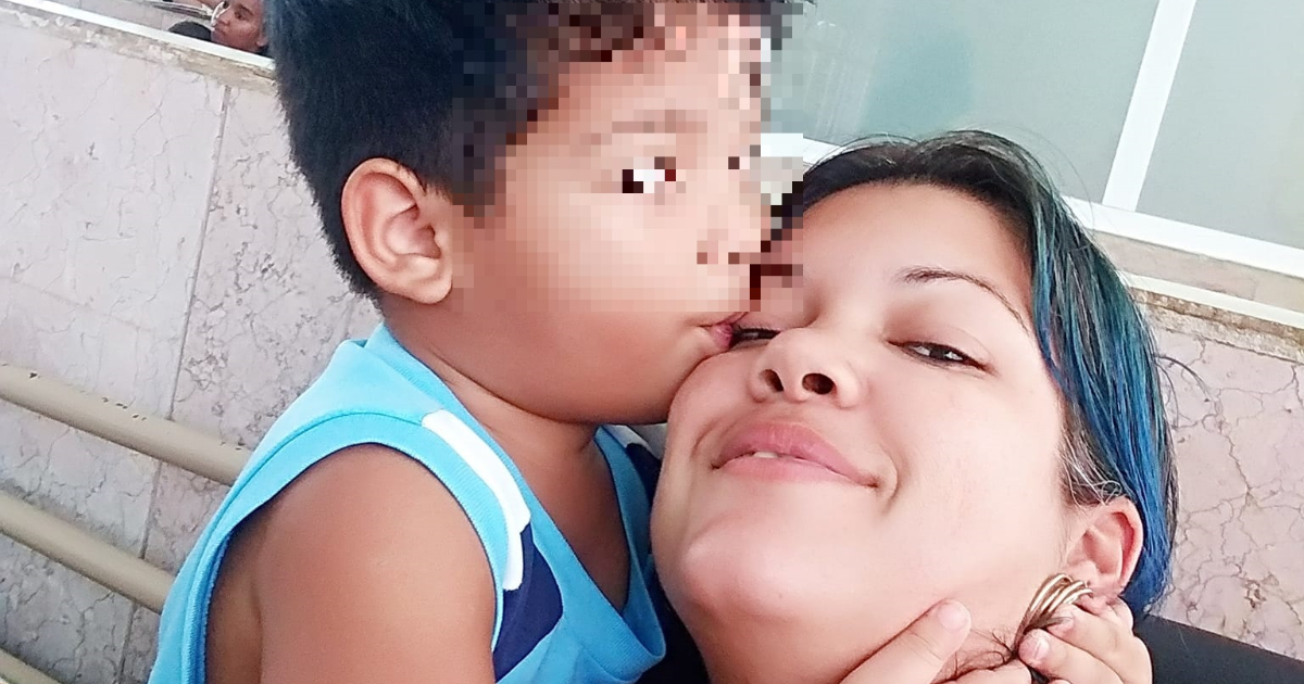 Madre cubana junto a su pequeño hijo © Facebook/Elis Norma García