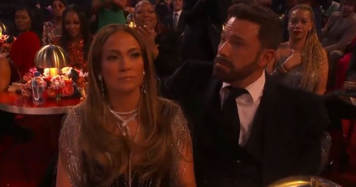 Jennifer Lopez y Ben Affleck en los Grammy 2023 © Captura de pantalla / CBS
