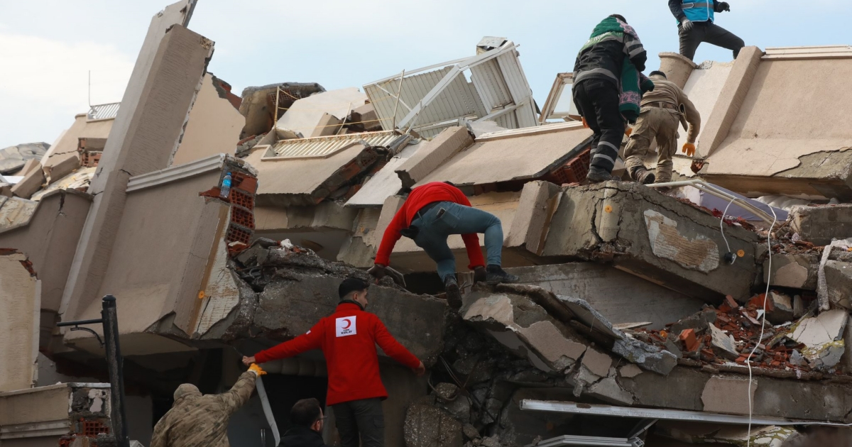 Labores de rescate y salvamento tras terremoto en Turquía © Twitter / Türk Kızılay International