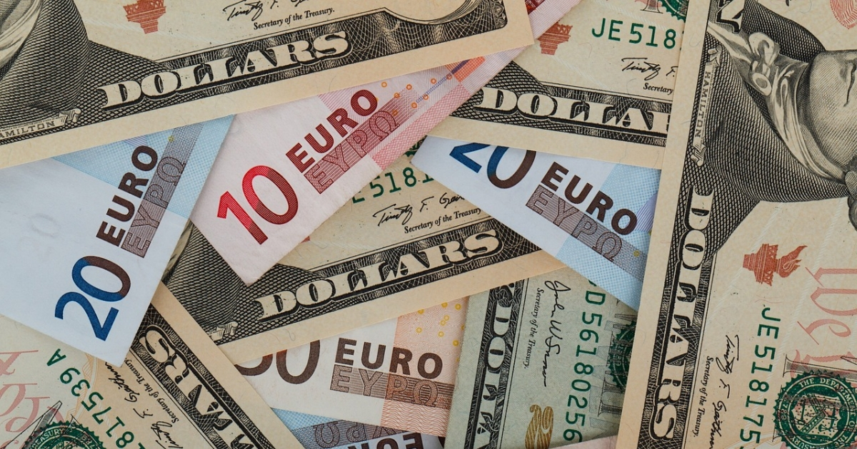 Dólares estadounidenses y euros © Pixabay / PublicDomainPictures