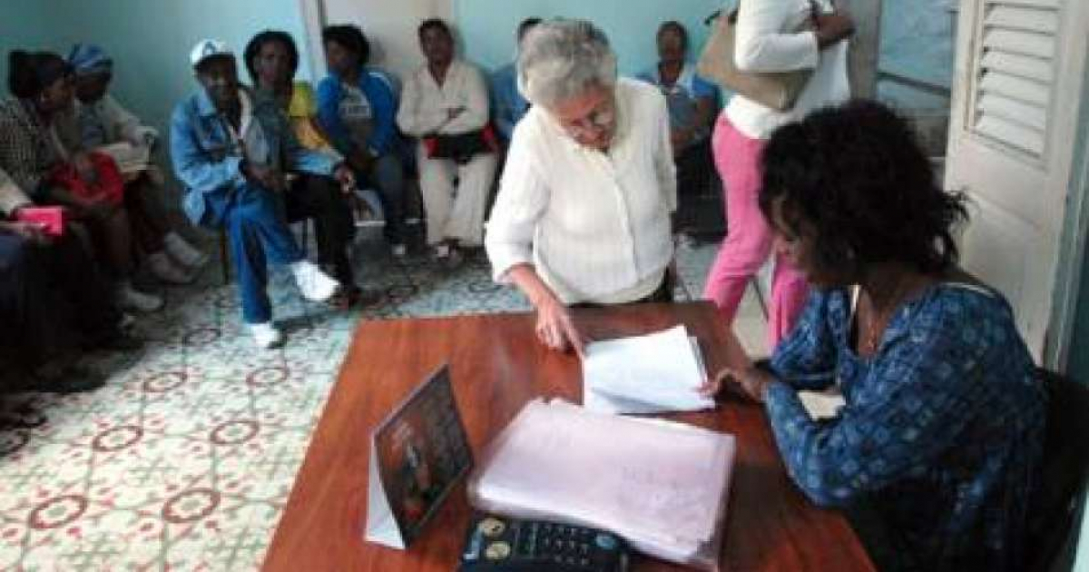 Personas en una Dirección Municipal de Vivienda de La Habana (Imagen referencial) © Juventud Rebelde / Roberto Suárez 