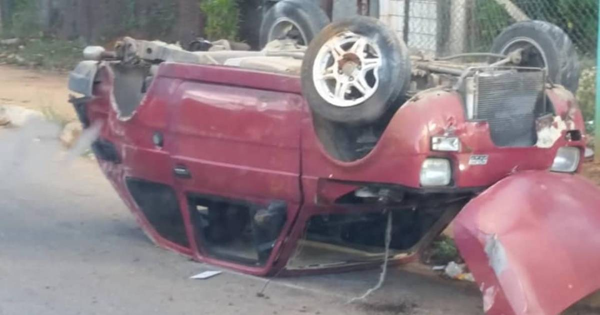 Fiat Polski se vuelca en La Habana © Facebook Accidentes de Buses y Camiones