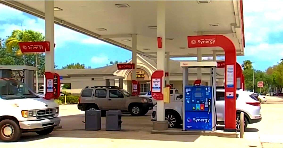 Conductores de Florida en gasolinera local (imagen de referencia) © Captura de video / Telemundo 51