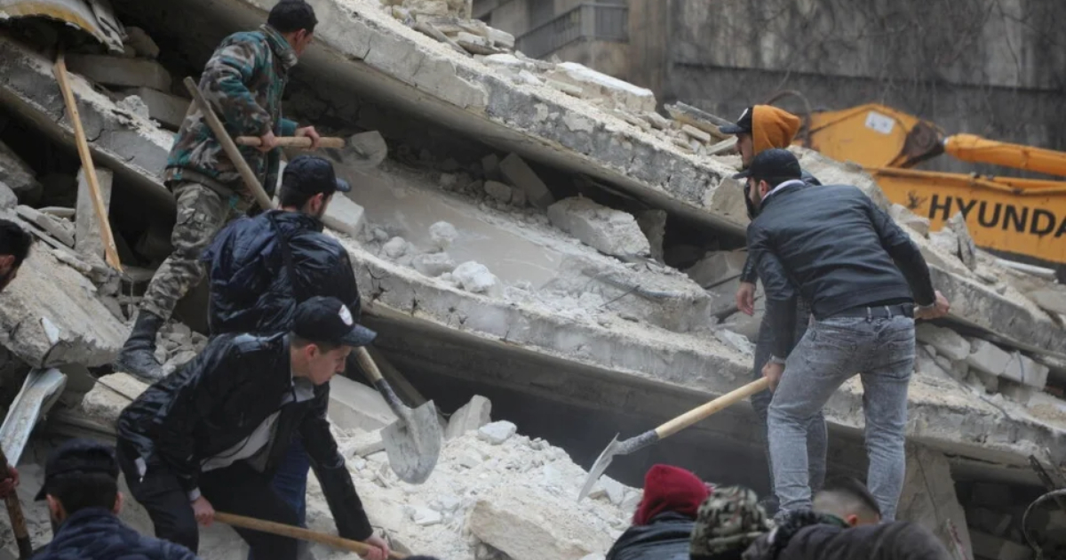 Búsqueda de supervivientes entre los escombros de edificio derrumbado © ACNUR / Hameed Maaruf