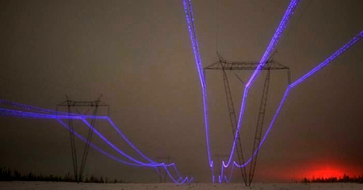 Cables de tensión con el conocido como "efecto corona" producto de la ionización del aire (imagen de referencia) © voltimum.es