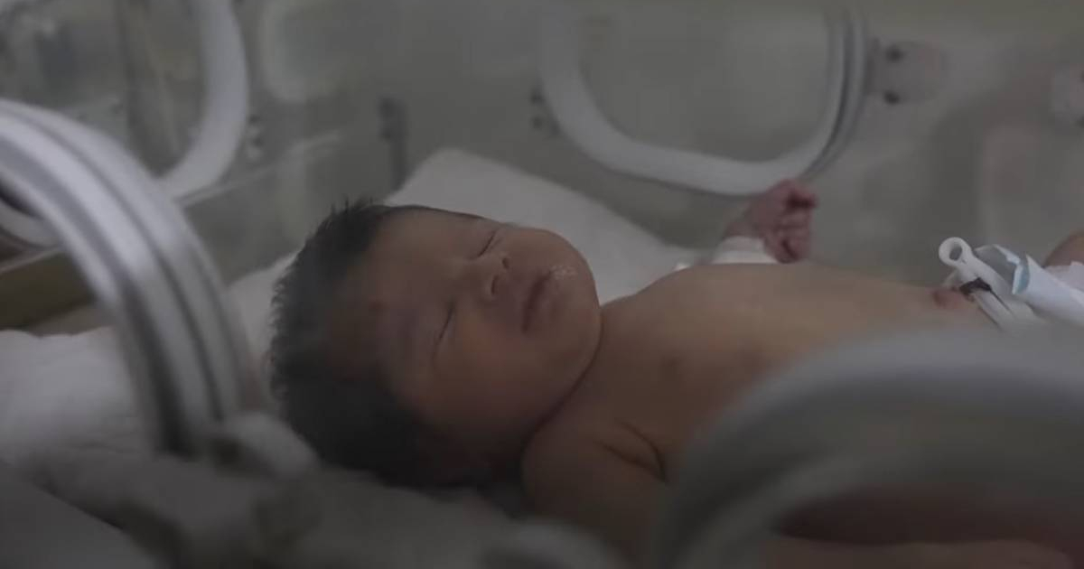 Aya, conocida como la "bebé milagro" © Captura de imagen YouTube, El Mundo