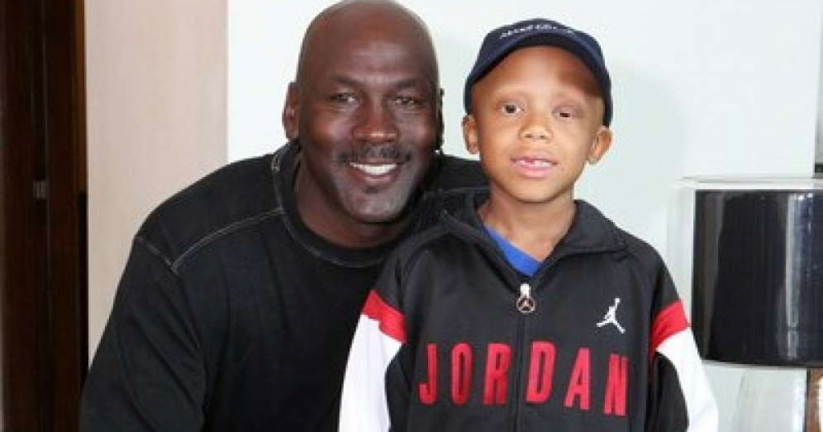 Michael Jordan con un niño enfermo © Make-A-Wish America