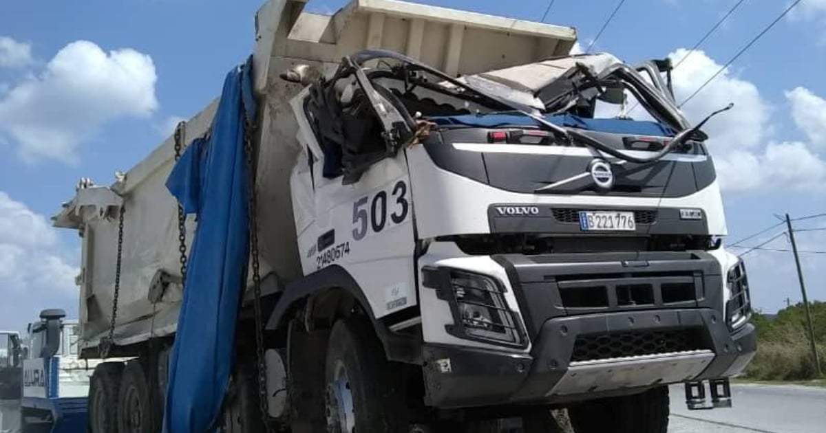 Camión estatal tras el accidente © Facebook / Arnaldo Sánchez 