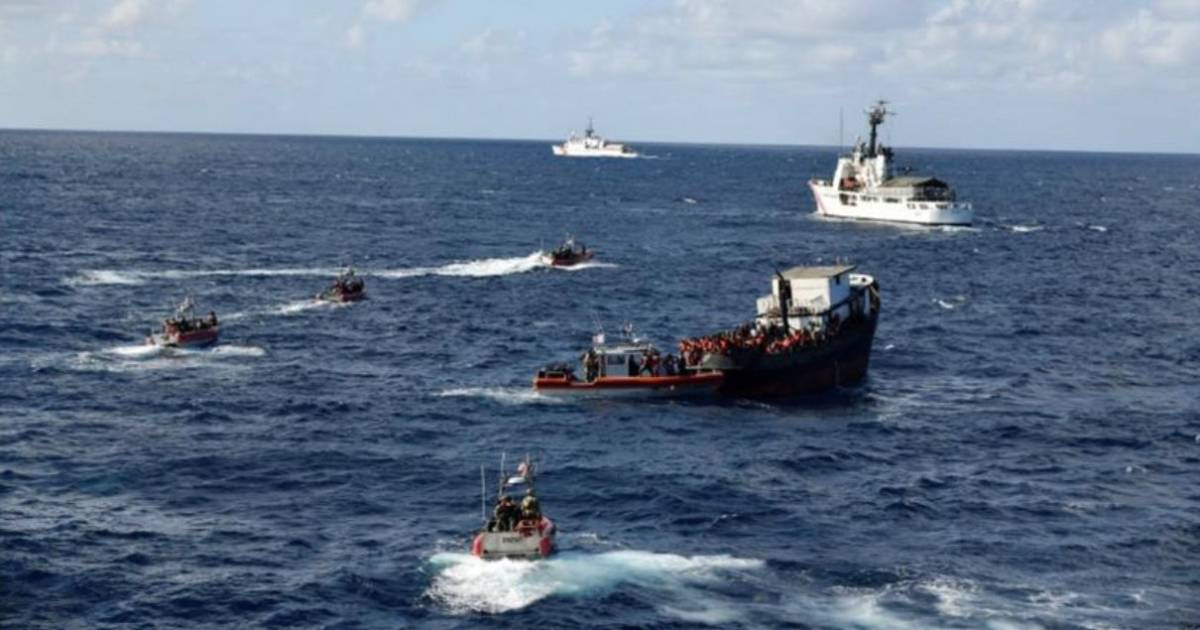 Guardia Costera rodea embarcación haitiana para impedirle llegar a las costas de Florida. © USCGSoutheast / Twitter