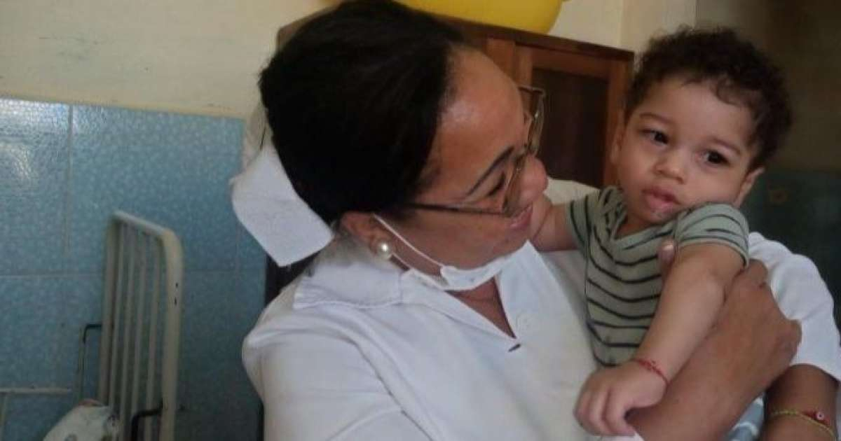 Enfermera Addi Lucía Saroza Pichardo con el niño Osmán Vivas Olazábal © Escambray / Ana Martha Panadés