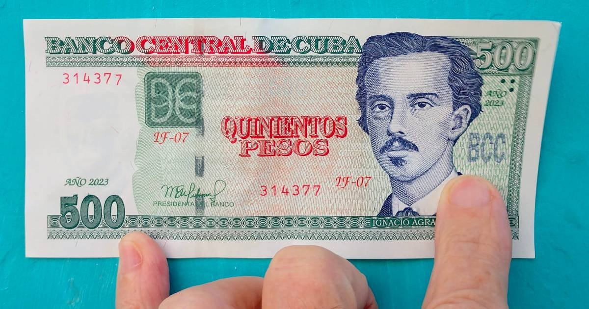 Billetes repartidos en cola de El Vedado © Jorge Gómez de Mello / Facebook