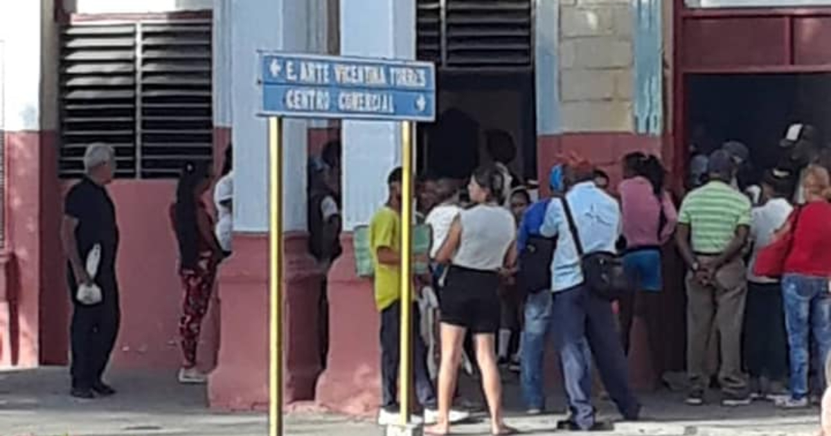 Camagüeyanos hacen cola en cafetería en edificio en peligro de derrumbe © Facebook / José Luis Tan Estrada