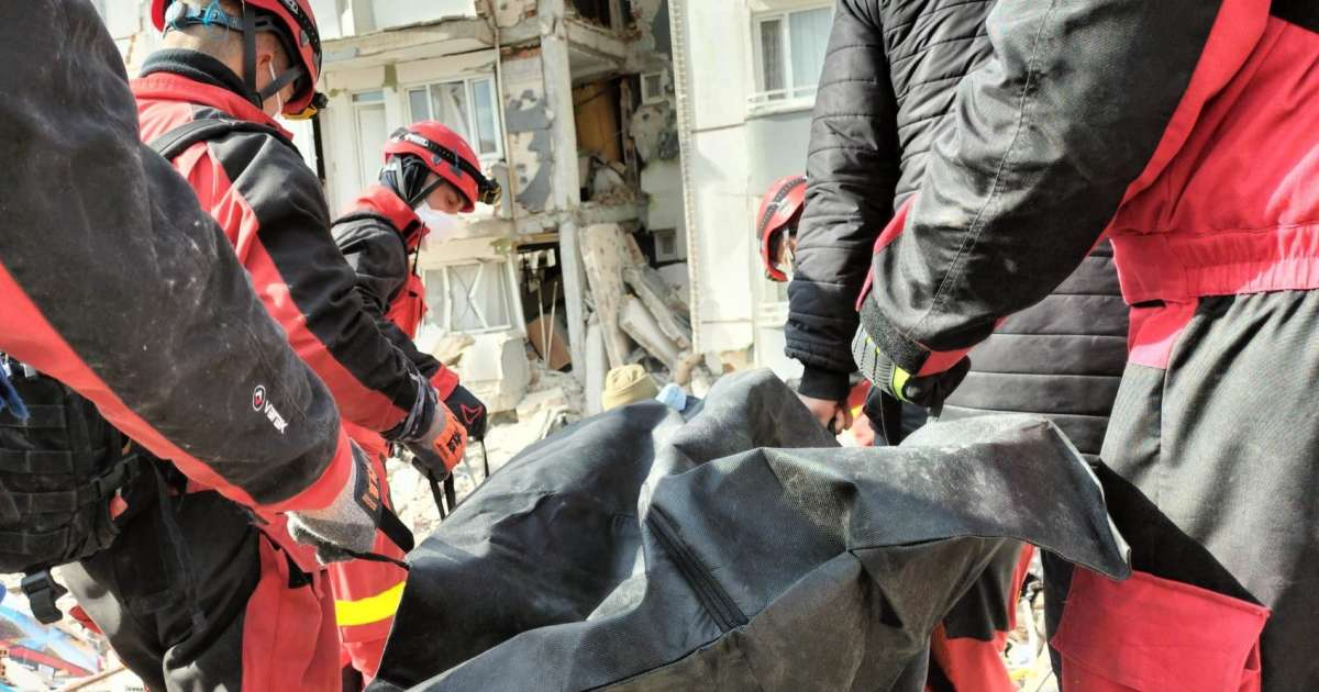 Bomberos trasladan cadáver de un fallecido en el terremoto (imagen de referencia) © Twitter / Bomberos GIRECAN. USAR Light & K9 Team