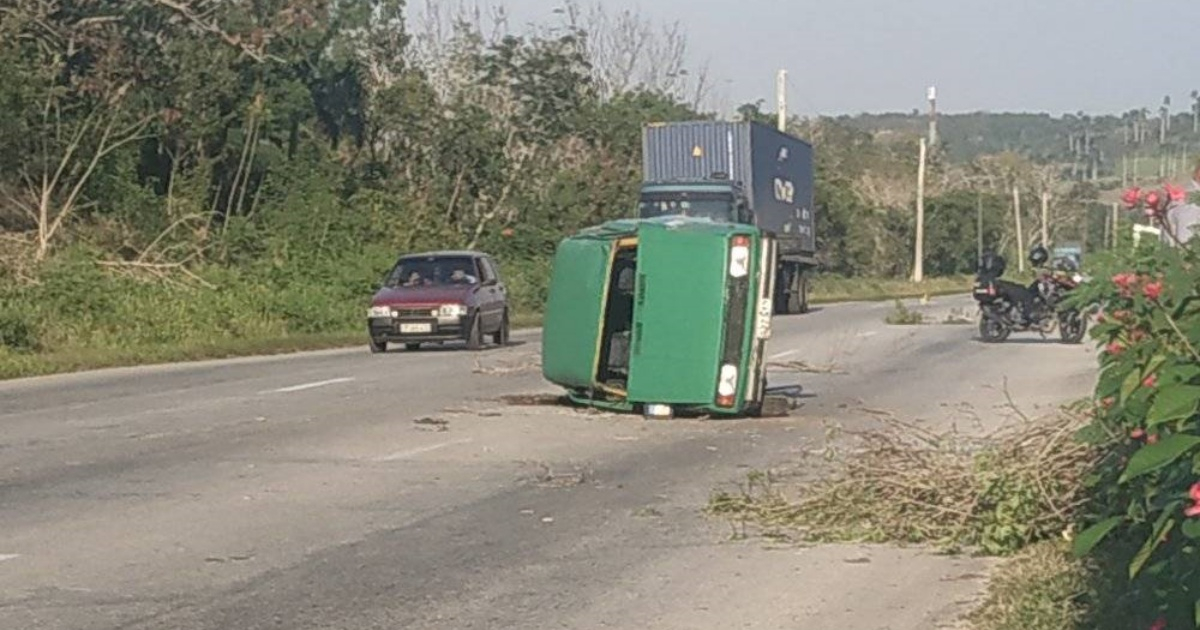 El lada quedó semivolcado en la autopista © Facebook/Accidentes Buses & Camiones
