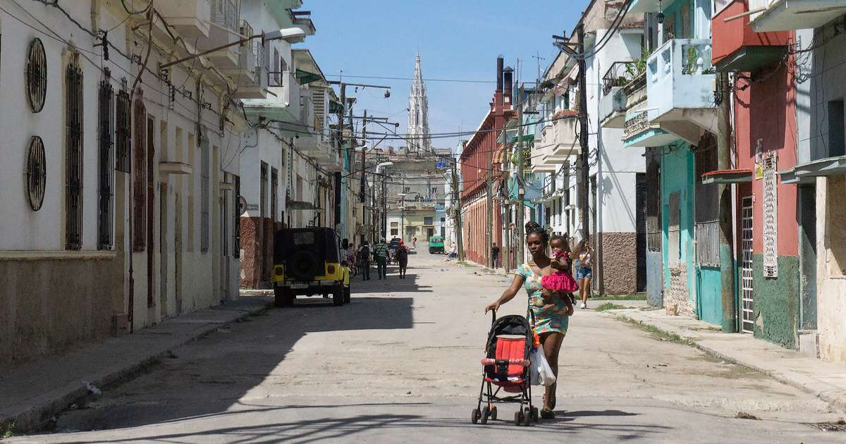 Mujer con su hija en una calle de La Habana (imagen de referencia) © CiberCuba