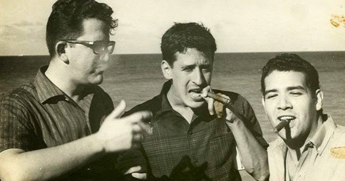 Heberto Padilla (izq.) junto a Roque Dalton y Guillermo Rodríguez Rivera en La Habana, en 1966. © Wikimedia Commons 