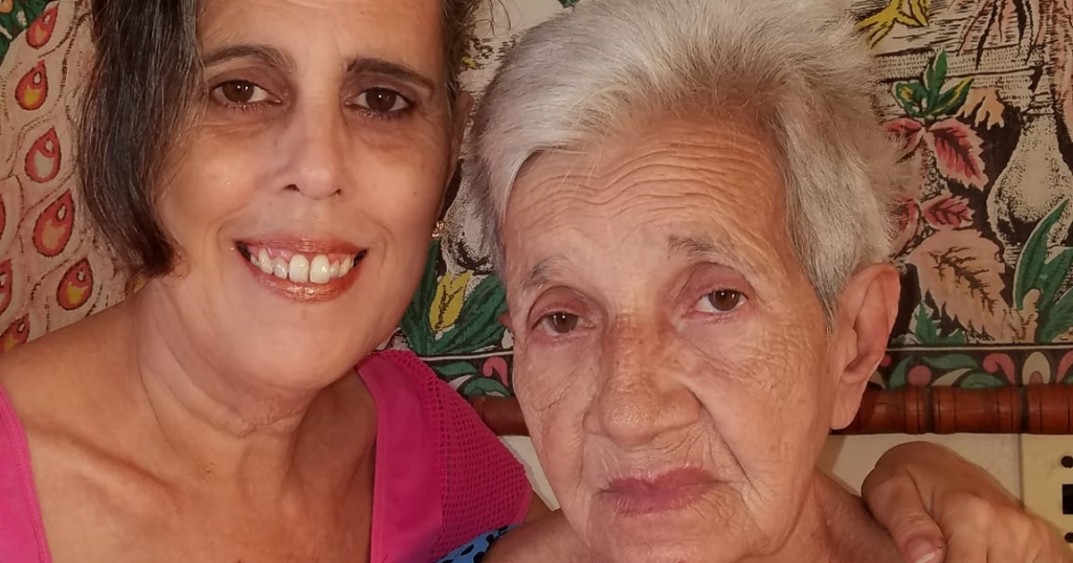 María De los Ángeles Pérez González junto a su madre en una foto de diciembre de 2022 © Facebook / María De los Ángeles Pérez González